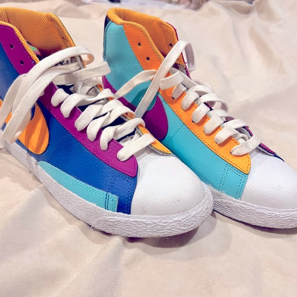 Colors go off on these Nikes - Picture 5 of 8